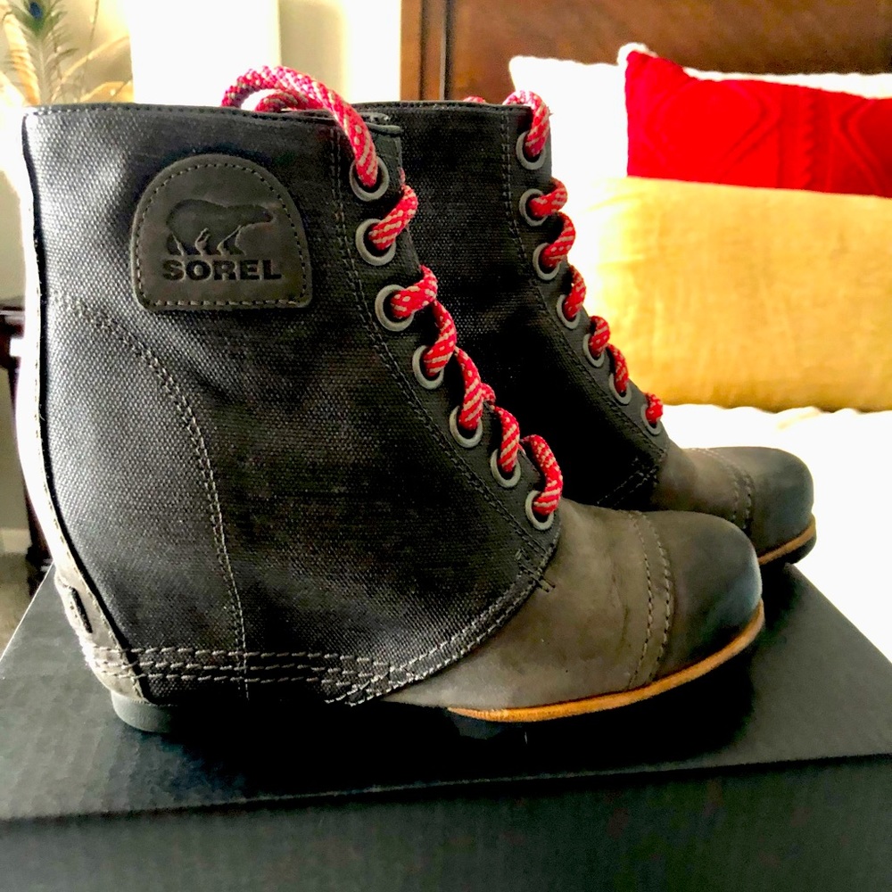 NIB Sorel “Lexie” wedge boots size 6